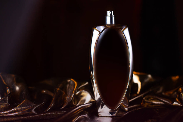 Parfum op een donkere achtergrond - Foto, afbeelding