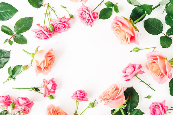 Marco redondo floral hecho de flores de rosas pastel sobre blanco. Piso tendido, vista superior
. - Foto, imagen