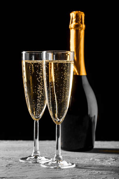 glasses of champagne with the bottle - Foto, Imagen
