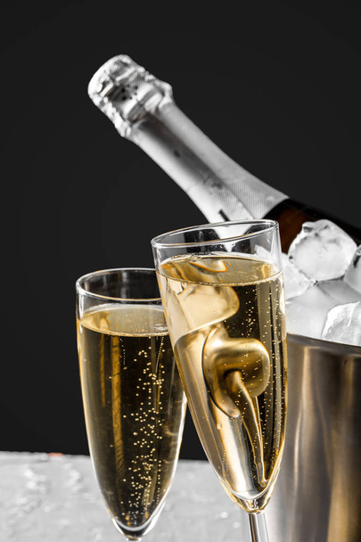 bardak şampanya ile bir kova şampanya şişesi - Fotoğraf, Görsel