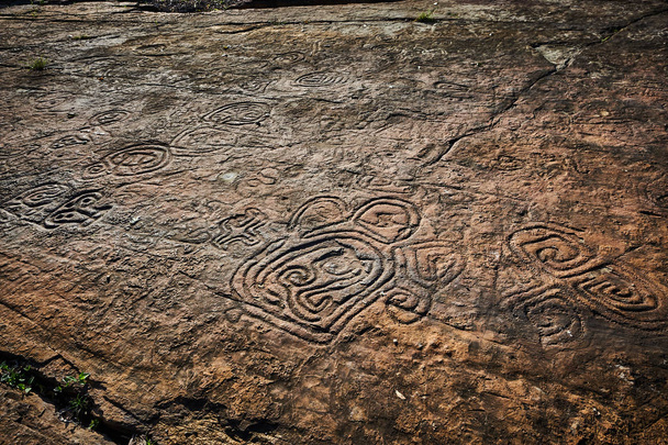 Pinturas rupestres de civilizaciones antiguas. Fabricado por los aborígenes de Centroamérica por los indios taínos. Incluye letras antiguas, signos y símbolos
. - Foto, imagen