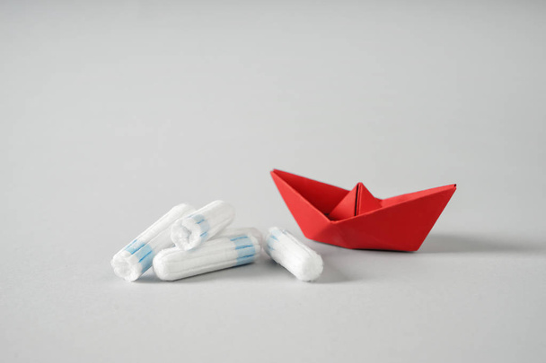 Tampons avec bateau origami rouge sur fond gris
 - Photo, image