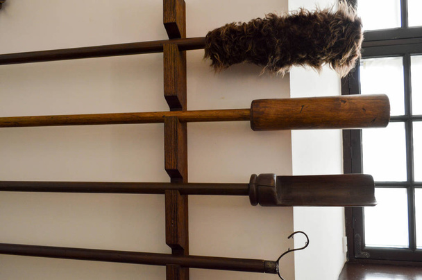 Palos largos grandes de madera, shampols con cepillos esponjosos para limpiar cañones antiguos
 - Foto, imagen