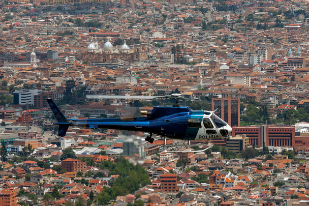 Poliisihelikopteri Cuencan yllä, Ecuadorissa
 - Valokuva, kuva