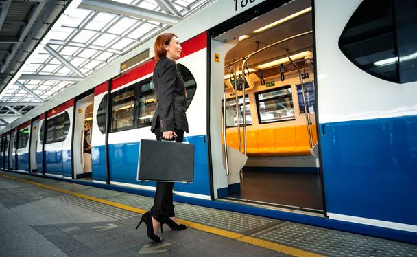 Деловая женщина идет к поезду, чтобы пойти на работу вовремя
 - Фото, изображение