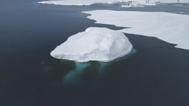 Antarktida letu nad ledovcem v polární oceánu. - Záběry, video