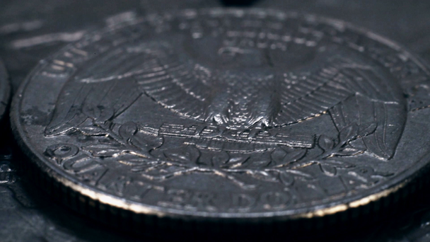 Σωρός από τέταρτο Δολάριο Ηνωμένων Πολιτειών νομίσματα. Κοντινό πλάνο. χρηματοδότηση και επιχειρηματική ιδέα - Πλάνα, βίντεο
