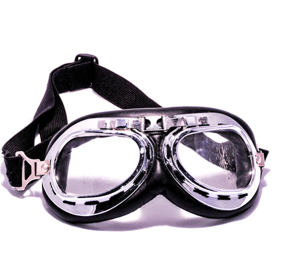 Óculos de couro vintage retro preto para motociclista em fundo preto - Foto, Imagem
