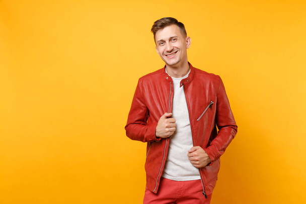 Портретна мода впевнений красивий молодий чоловік 25-30 років в червоній шкіряній куртці, футболка стоїть ізольовано на яскравому тлі. Люди щирі емоції концепція способу життя. Рекламна зона
 - Фото, зображення