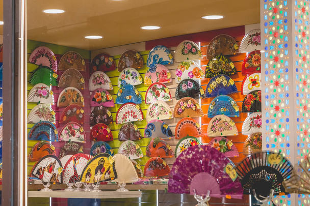 Toledo, Hiszpania - 28 kwietnia 2018 - przód multicolor fan Shop w zabytkowym centrum miasta, symbol kultury hiszpańskiej - Zdjęcie, obraz