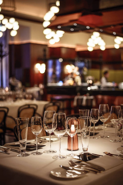 ajuste de mesa en hermoso restaurante europeo
 - Foto, Imagen