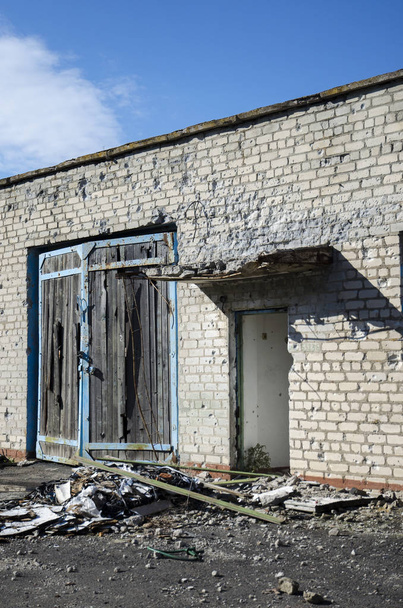 La guerre en Ukraine. Établissement Shyrocyne, région de Donetsk. Septembre 2018. Bâtiments détruits suite aux actions militaires des envahisseurs russes en 2014-2018
. - Photo, image