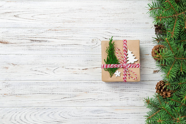 Karácsonyi ajándék dobozban csomagolva újrahasznosított papír, szalag íj, rusztikus háttér szalaggal. Holiday-koncepció. - Fotó, kép