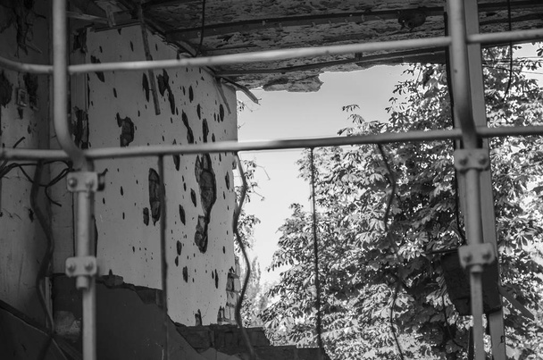 Wojny na Ukrainie. Osada Shyrokyne, Donieckaja obłast. Września 2018 r. Zniszczone budynki w wyniku działań wojskowych rosyjskich najeźdźców w 2014-2018. - Zdjęcie, obraz