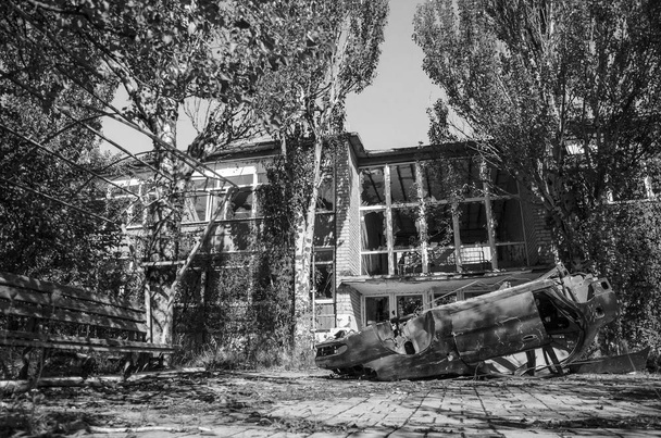 Ukrayna savaşta. Yerleşim Shyrokyne, Donetsk region. Eylül 2018. 2014-2018 yılında Rus işgalciler askeri eylemleri sonucu tahrip binalar. - Fotoğraf, Görsel