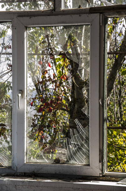 De oorlog in Oekraïne. Regeling Shyrokyne, Donetsk regio. September 2018. Gebouwen vernietigd als gevolg van de militaire acties van de Russische indringers in 2014-2018. - Foto, afbeelding