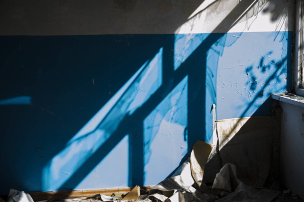 La guerra en Ucrania. Asentamiento Shyrokyne, región de Donetsk. Septiembre de 2018. Edificios destruidos como resultado de las acciones militares de los invasores rusos en 2014-2018
. - Foto, Imagen