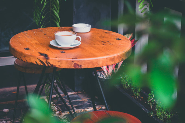 ahşap masa, boş kafe, stok fotoğrafçı sıcak latte - Fotoğraf, Görsel