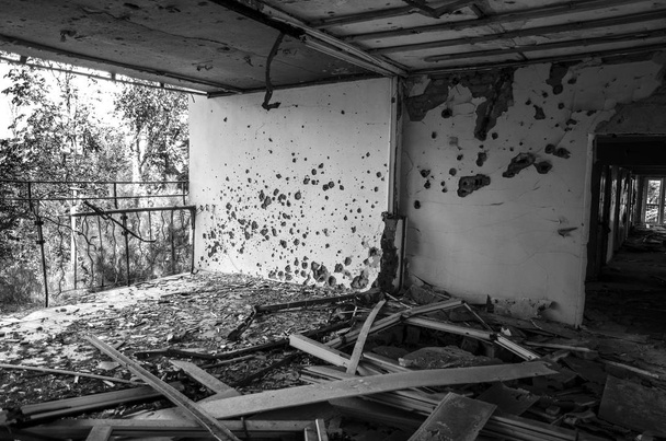 Wojny na Ukrainie. Osada Shyrokyne, Donieckaja obłast. Września 2018 r. Zniszczone budynki w wyniku działań wojskowych rosyjskich najeźdźców w 2014-2018. - Zdjęcie, obraz