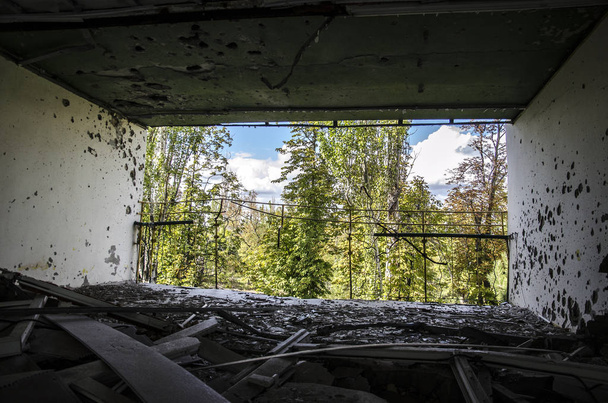 A háború Ukrajnában. Elszámolási Shyrokyne, Donetsk region. Szeptember 2018. Épületek megsemmisített miatt katonai akciókat az orosz megszállók 2014-2018-ban. - Fotó, kép