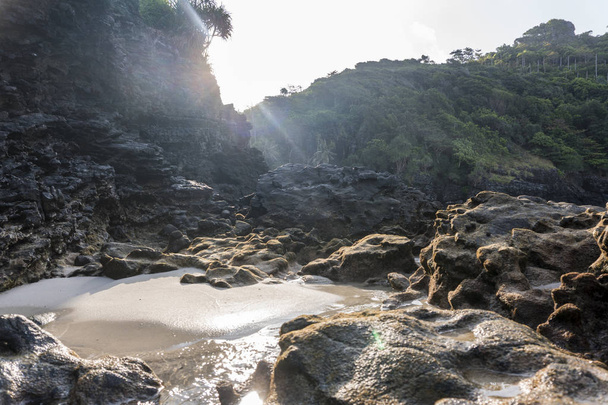 Piękne kamienie Zobacz rano Nui Bay Beach, Phi-Phi, Tajlandia, Prowincja Krabi Morzem Andamańskim - Zdjęcie, obraz