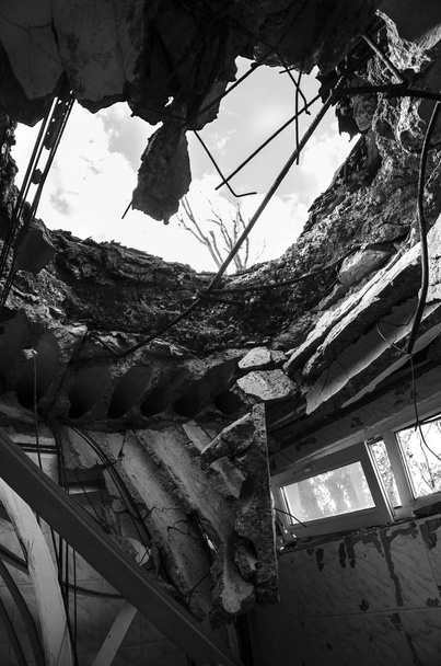 La guerra in Ucraina. Insediamento Shyrokyne, regione di Donetsk. Settembre 2018. Edifici distrutti a seguito di azioni militari degli invasori russi nel 2014-2018
. - Foto, immagini