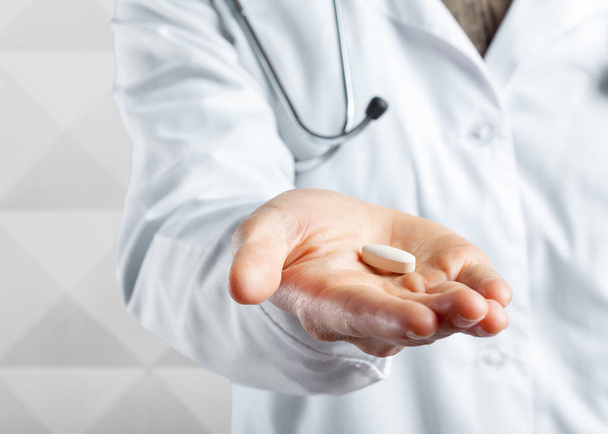 close up of Doctor holding pills - Foto, Imagen