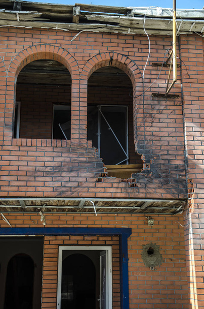 La guerra in Ucraina. Insediamento Shyrokyne, regione di Donetsk. Settembre 2018. Edifici distrutti a seguito di azioni militari degli invasori russi nel 2014-2018
. - Foto, immagini