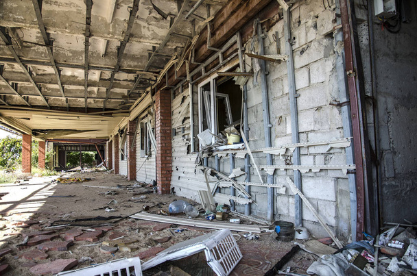 La guerre en Ukraine. Établissement Shyrocyne, région de Donetsk. Septembre 2018. Bâtiments détruits suite aux actions militaires des envahisseurs russes en 2014-2018
. - Photo, image
