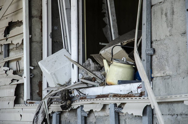 De oorlog in Oekraïne. Regeling Shyrokyne, Donetsk regio. September 2018. Gebouwen vernietigd als gevolg van de militaire acties van de Russische indringers in 2014-2018. - Foto, afbeelding