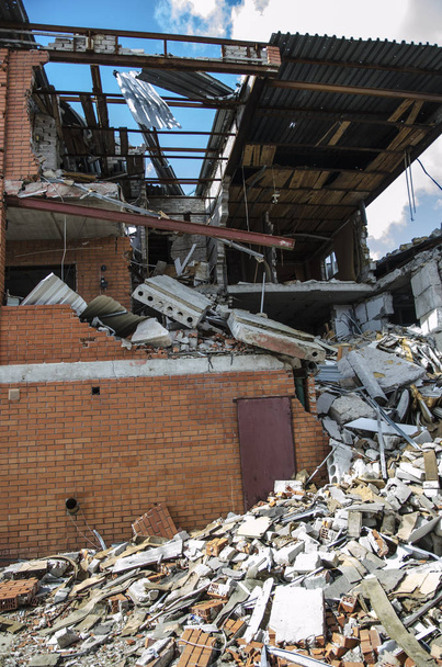 La guerra en Ucrania. Asentamiento Shyrokyne, región de Donetsk. Septiembre de 2018. Edificios destruidos como resultado de las acciones militares de los invasores rusos en 2014-2018
. - Foto, Imagen