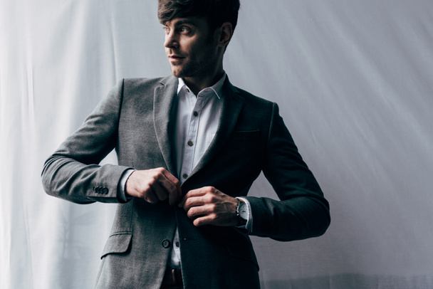 νεαρός επιχειρηματίας όμορφος προσαρμογή σακάκι κοστούμι - Φωτογραφία, εικόνα
