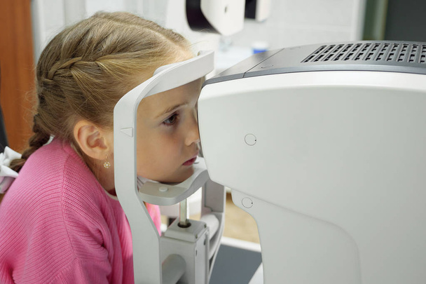 Optometrista examina a visão da menina
. - Foto, Imagem