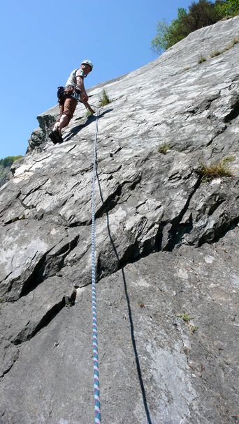 alpiniste guide de montagne sur un chemin d'escalade calcaire dalle dans les Alpes de Suisse par une belle journée
 - Photo, image