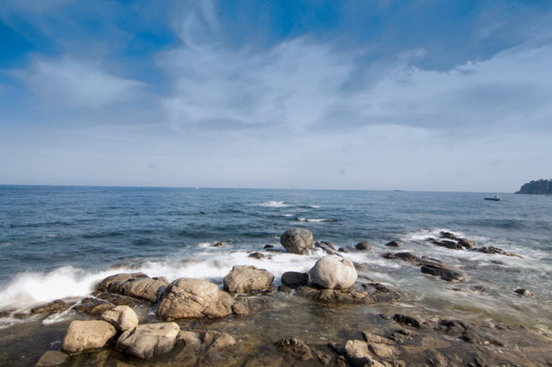 playa con rocas y cielo con efectos de la fotografa - Zdjęcie, obraz
