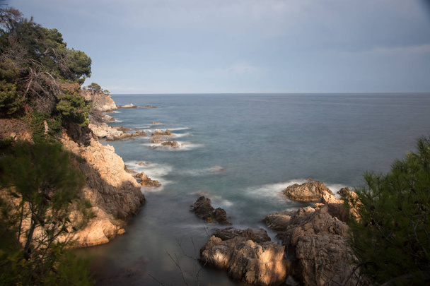 playa con rocas y cielo con efectos de la fotografa - Foto, Imagem