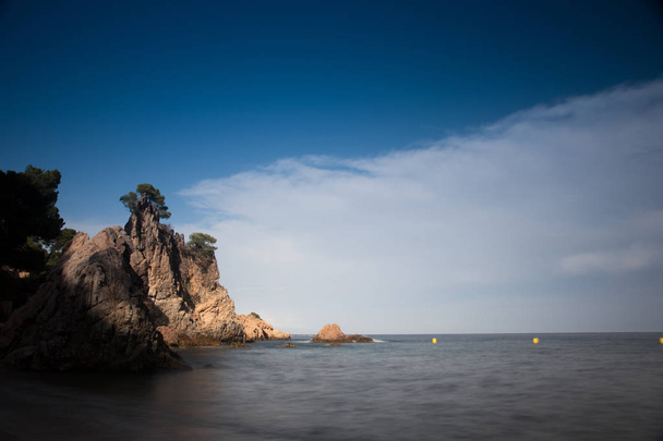 playa con rocas y cielo con efectos de la fotografa - Foto, immagini
