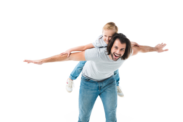ojciec, zabawy i dając piggyback syna na białym tle - Zdjęcie, obraz