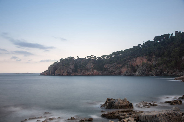 playa con rocas y cielo con efectos de la fotografa - Φωτογραφία, εικόνα