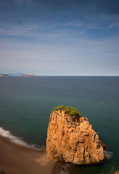 playa con rocas y cielo con efectos de la fotografa - Φωτογραφία, εικόνα