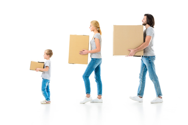 Stilvolle Eltern und ihr Sohn, die Schachteln isoliert auf weiß halten - Foto, Bild