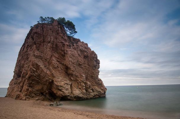 playa con rocas y cielo con efectos de la fotografa - Photo, Image