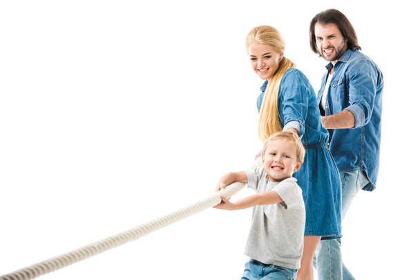  白で隔離の綱引きをしたり、ロープで引っ張って幸せな家族 - 写真・画像