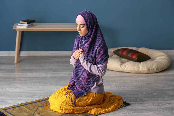 Giovane donna musulmana che prega a casa
 - Foto, immagini