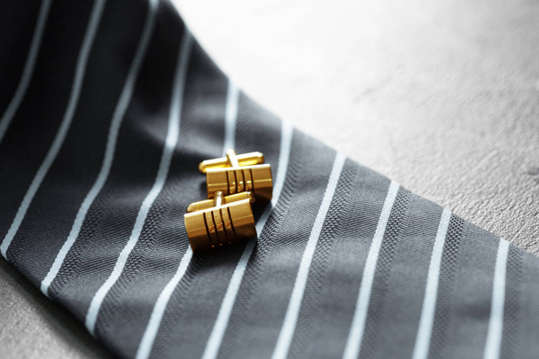 kravat ve kol düğmeleri masaya yakın çekim . - Fotoğraf, Görsel