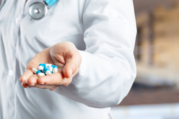 close up of Doctor holding pills - Foto, afbeelding