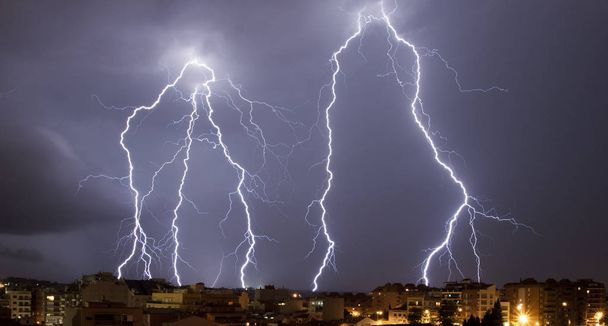 Burza w meiterranean miasto nocą - Zdjęcie, obraz