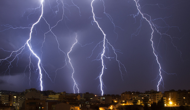 A meiterranean város éjszakai vihar - Fotó, kép
