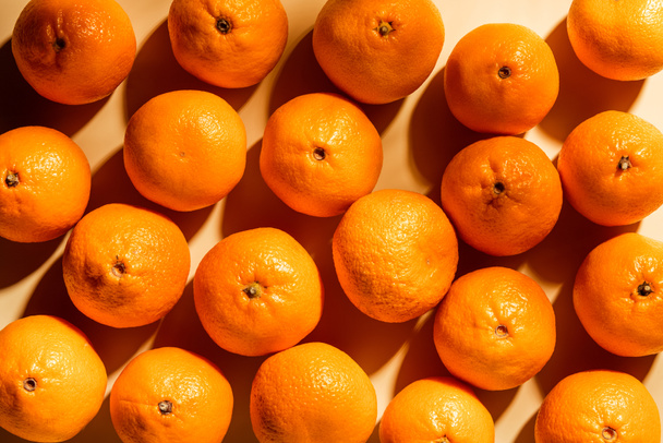 Full frame of arranged fresh wholesome tangerines on beige background - Foto, Imagem