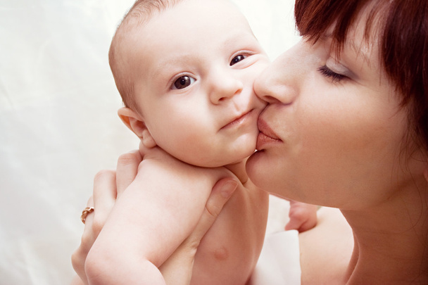 Bebé con madre
 - Foto, Imagen